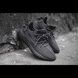 Yeezy boost 350 V2’ black reflective